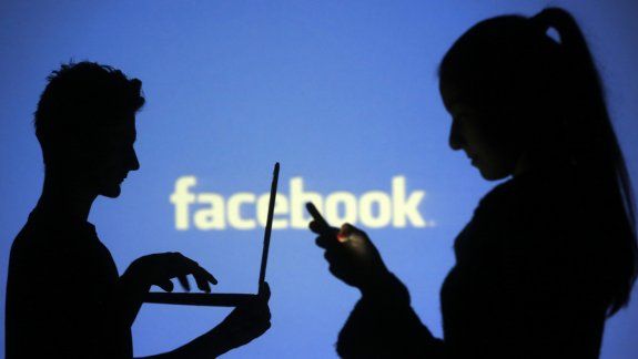 Facebook decide qué anuncios te muestra a partir de tu comportamiento en la red social. Es vendiendo anuncios como gana dinero la plataforma más popular de internet.