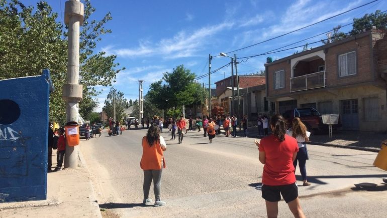 Los padres de la escuela N°198 cortan una calle para pedir reparaciones