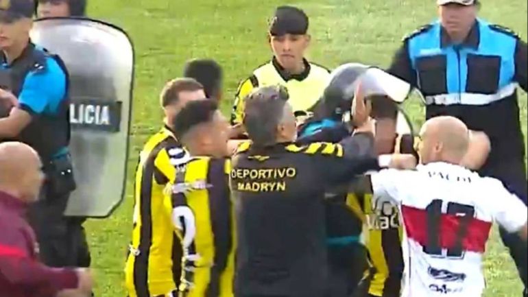 Escándalo en la Primera Nacional: Deportivo Madryn pasó a la final con polémica y hubo batalla campal
