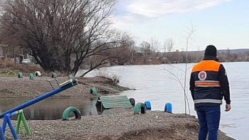 nueve familias se autoevacuaron por la crecida del limay nueve familias se autoevacuaron por la crecida del limay