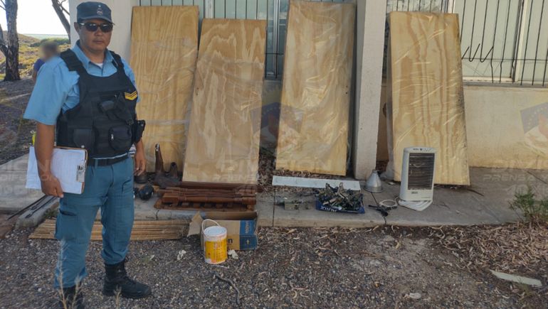 Un hombre forzó la reja de un edificio, robó y se fue al lago
