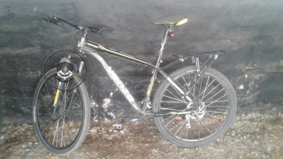 Cayó con una bicicleta robada de un edificio en el Bajo neuquino