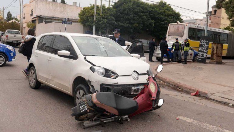 Un auto chocó a una moto en la esquina de Belgrano y Brentana