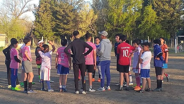 Los tres pibes de Las Lajas que sueñan con llegar al fútbol profesional y se probarán en Buenos Aires