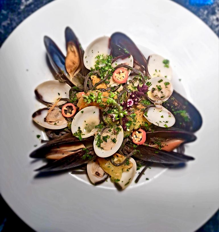 Platos hermosos y sabrosos en la carta de tomate Platos hermosos y sabrosos en la carta de tomate