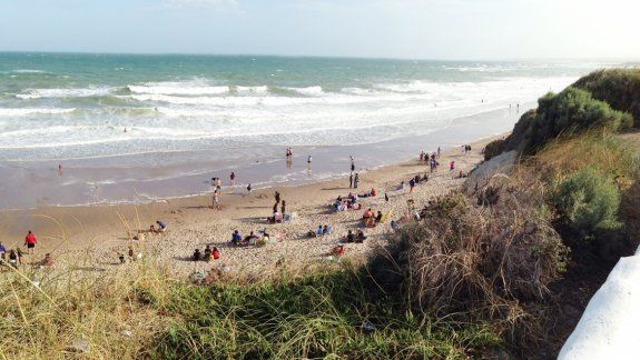 Luego de la tormenta, el sol apareció en todo su esplendor provocando el retorno de gran cantidad de turistas a la playa.