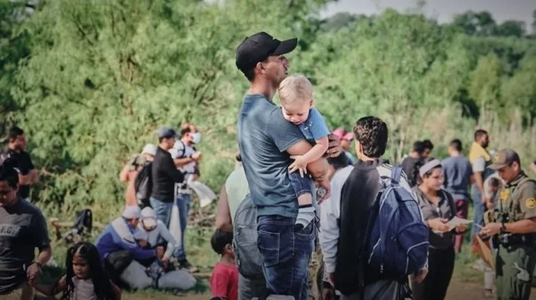 Miles de cubanos llegan diariamente a la frontera de Estados Unidos.