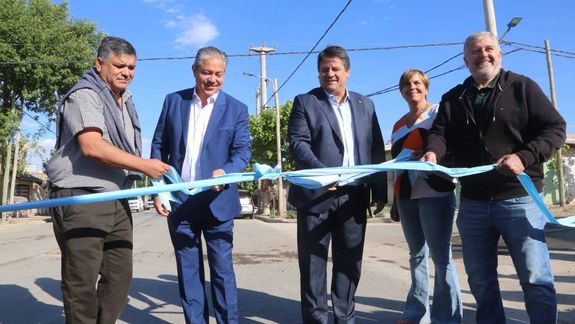 Gaido y Figueroa inauguraron nuevas cuadras de asfalto en Valentina Sur