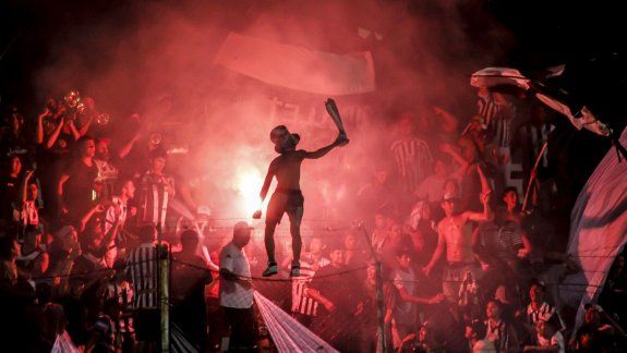 A romper el chanchito para alentar a Cipo ante Chaco For Ever