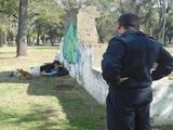 Pareja tiene sexo en plaza céntrica con un perro de testigo