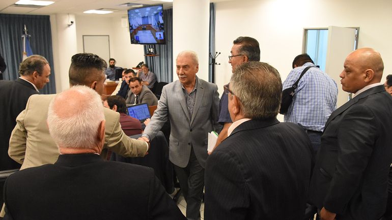 Jorge Sobisch saludó a los policías acusados de encubrir al asesino del maestro Carlos Fuentealba al finalizar su testimonial.