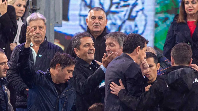 Las caricias de Massa a Máximo. Una foto emblemática que quedará para la historia.