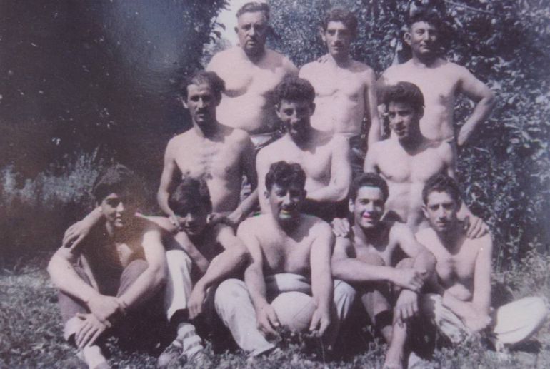 Los trabajadores en un partido de fútbol. Los trabajadores en un partido de fútbol.