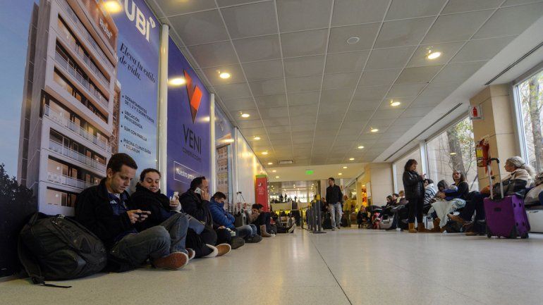 La mayoría de los pasajeros se entretuvo con el celular mientras esperaba que se habilitaran los vuelos.