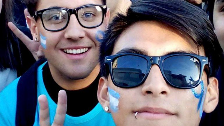 Fueron violentamente agredidos por un grupo de diez adolescentes.