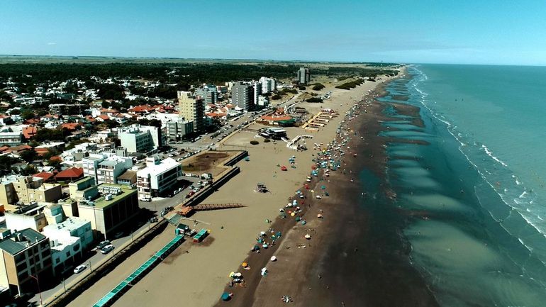 Muchos neuquinos viajan para disfrutar las playas de Monte Hermoso / Foto Gentileza