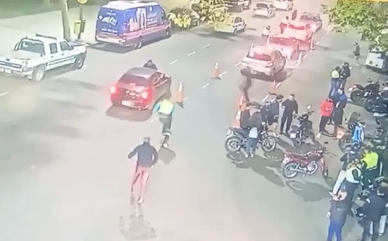 La Plata: chocó y arrastró a un inspector de tránsito para evitar control vial