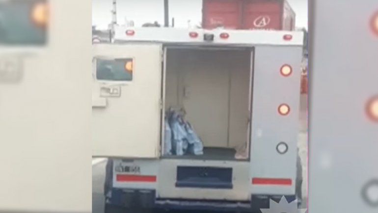 Insólito: un camión de caudales circuló con la puerta abierta por la autopista Riccheri