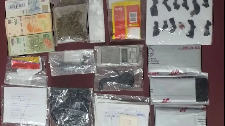 Los principales sospechosos del manejo de la venta de drogas son un matrimonio y su hija. Los principales sospechosos del manejo de la venta de drogas son un matrimonio y su hija.