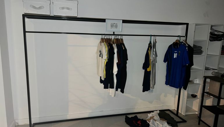 Desvalijaron un local de ropa: se llevaron el 90% de las prendas y hasta se las probaron