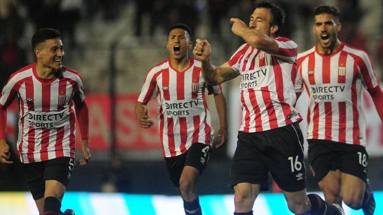 El histórico Pavone hizo el gol de la victoria del León.