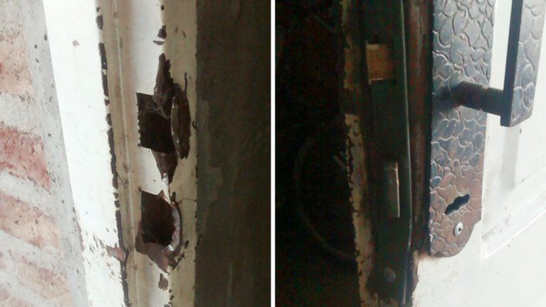 Así quedó la puerta barreteada por los delincuentes.