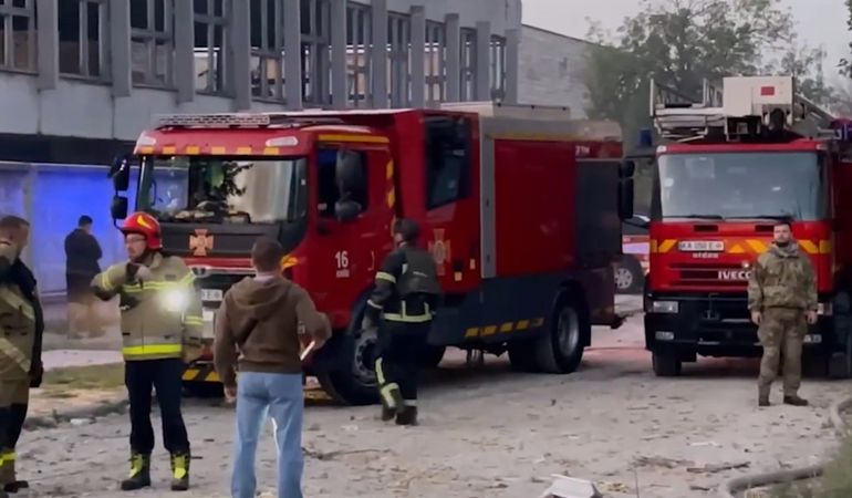 Ataque masivo en Ucrania: Rusia bombardeó Kiev y causó muertes y severos daños estructurales. Ataque masivo en Ucrania: Rusia bombardeó Kiev y causó muertes y severos daños estructurales.