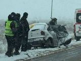 El vehículo en el que viajaban las víctimas quedó destruido tras chocar contra un camión. 
