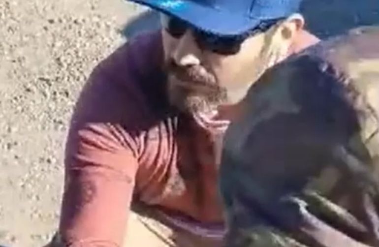 Luis Arraya con León, el nene de dos años al que rescató en la Ruta Provincial 12, cerca de Caleta Olivia. Luis Arraya con León, el nene de dos años al que rescató en la Ruta Provincial 12, cerca de Caleta Olivia.