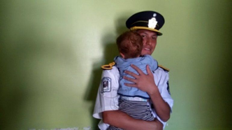 El cadete de policía Alex Yamil Jairo Cabello salvó la vida del pequeño Benicio al practicarle reanimación cardiopulmonar.
