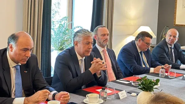 El gobernador, junto a autoridades de España.
