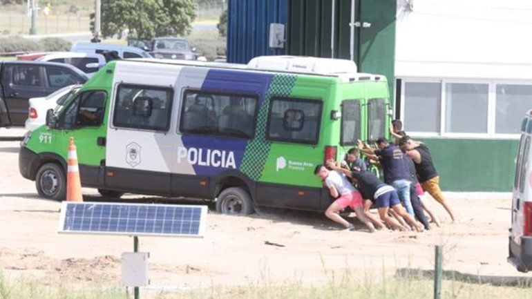Los extras en el reconocimiento terminaron empujando la combi de la Policía