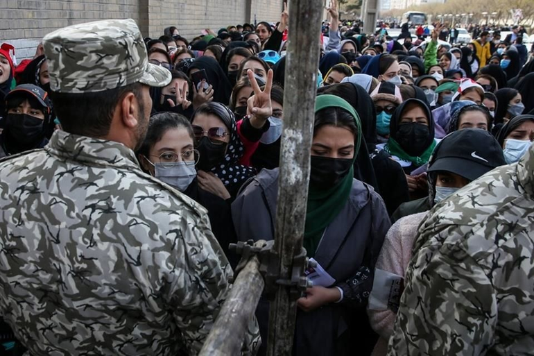 Irán prohibió el ingreso de mujeres al estadio, las reprimió y ahora pide perdón