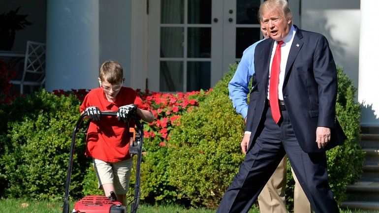 El jovencito escribió sobre su emprendimiento (cortar el pasto) y dijo que sería un honor cortar en la Casa Blanca.