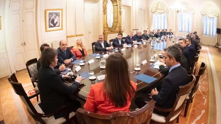 Previo a la reunión en Córdoba para firmar el Pacto de Mayo, el Gobierno convovó a los gobernadores a una reunión este viernes en Casa Rosa, pero Alfredo Cornejo, el mandatario de Mendoza y Marcelo Orrego de San Juan, no concurrirán por un viaje oficia Previo a la reunión en Córdoba para firmar el Pacto de Mayo, el Gobierno convovó a los gobernadores a una reunión este viernes en Casa Rosa, pero Alfredo Cornejo, el mandatario de Mendoza y Marcelo Orrego de San Juan, no concurrirán por un viaje oficia