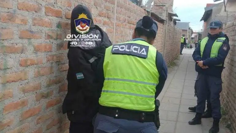 Robó reflectores de un comercio y lo identificaron por su ropa