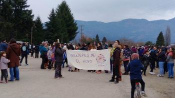 Vecinos de El Hoyo, en Chubut, marcharon para pedir justicia ante la denuncia de violación y volverán a hacerlo este viernes. Vecinos de El Hoyo, en Chubut, marcharon para pedir justicia ante la denuncia de violación y volverán a hacerlo este viernes.