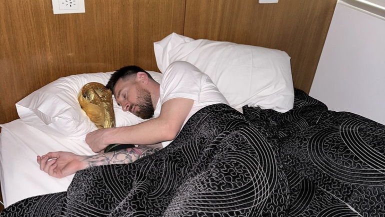 ¡Buen día!: la imagen de Messi durmiendo con la Copa