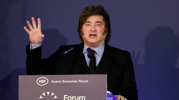 Milei llegó a España con críticas a Pedro Sánchez calificándolo de dictador, corrupto y ladrón.