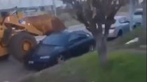 estaba borracho, salio a festejar el triunfo de la seleccion en una retroexcavadora y choco siete autos estaba borracho, salio a festejar el triunfo de la seleccion en una retroexcavadora y choco siete autos
