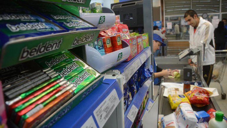 Multaron a 9 autoservicios por exponer golosinas en la caja