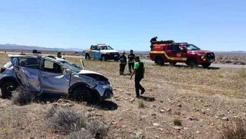 El vuelco se produjo en la zona de Pampa de Alicura. El vuelco se produjo en la zona de Pampa de Alicura.