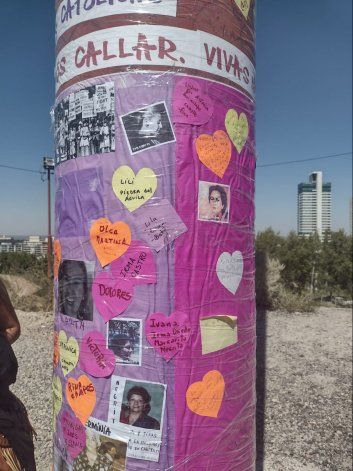 Mujeres católicas realizaron una intervención en el Cristo de la Hermandad donde colocaron los nombres de las víctimas de femicidio.