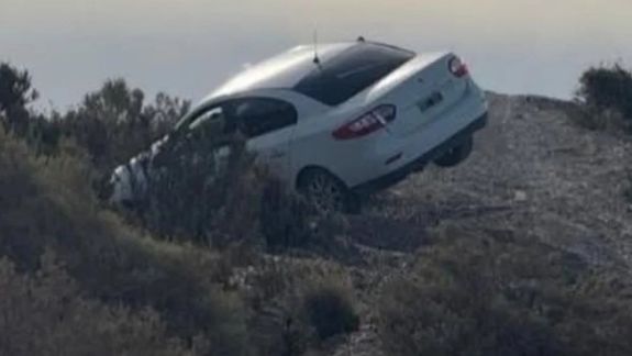 El Renault Fluence terminó con una rueda en el aire en una zona de difícil acceso en Puerto Madryn.