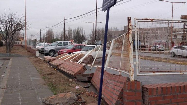 Una ambulancia tiró el paredón del Hospital de Cutral Co