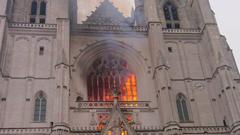 Se incendió la catedral gótica de Nantes en Francia