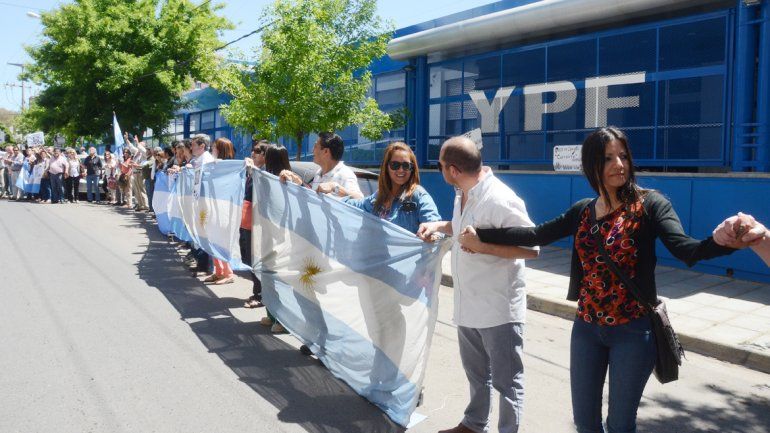 Militantes kirchneristas rodearon el edificio de la petrolera en Neuquén.