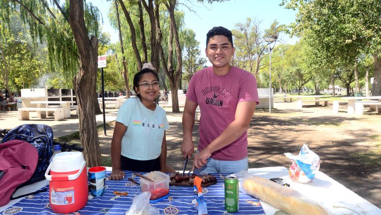 Néstor y su novia. Un asado romántico para dos.