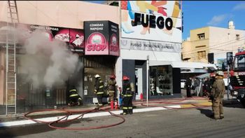 La intensa humareda en el comercio gastronómico generó temor en el centro de Comodoro Rivadavia. La intensa humareda en el comercio gastronómico generó temor en el centro de Comodoro Rivadavia.