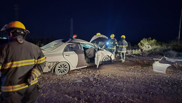 Una mujer protagonizó un vuelco camino a Mari Menuco y chocó contra una iluminaria